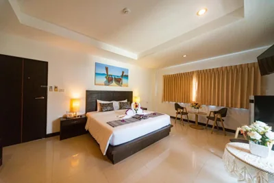 디럭스 킹룸 — Q Victory Patong Hotel